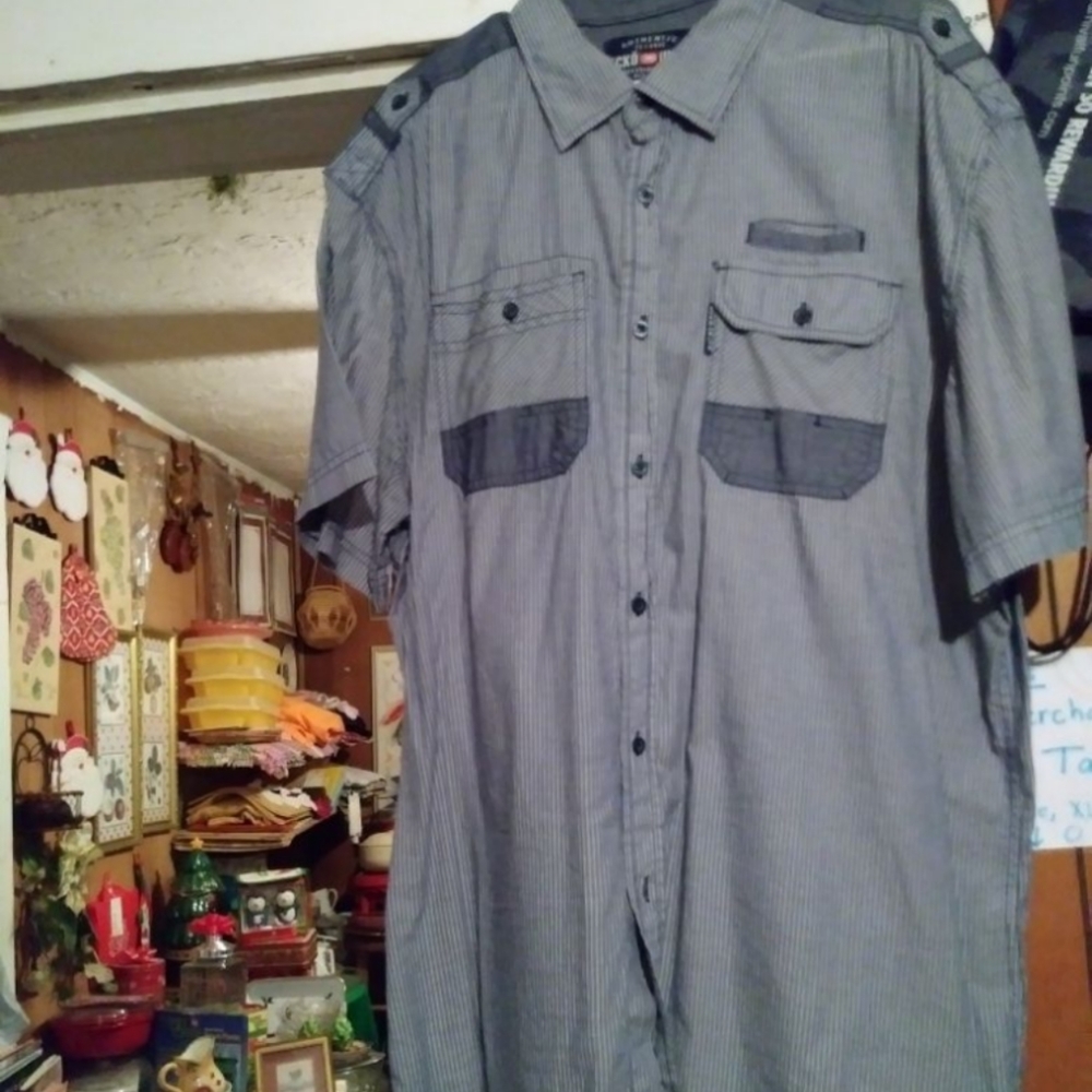 AUTHENTIC MENS CASUAL SHIRTHIRT. SIZE 2XL.